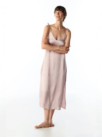 Penti Koszula nocna 'PENTI Pastel Dreamy Satin Nachthemd mit Slogan-Print' w kolorze różowy: przód