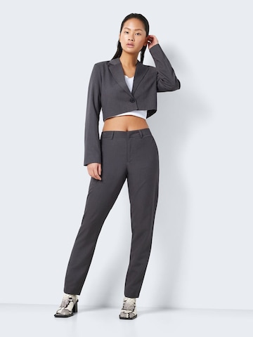 Regular Pantalon 'Thea Vivian' Noisy may en gris