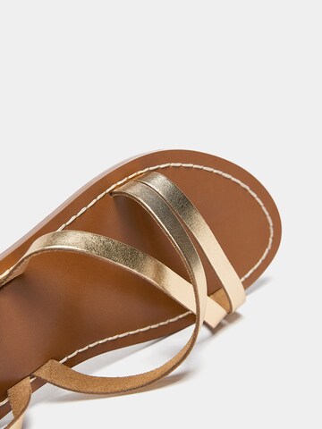 Pull&Bear Páskové sandály – zlatá