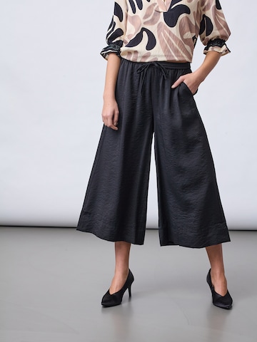 SISTERS POINT Wide leg Broek 'ELLA' in Zwart: voorkant