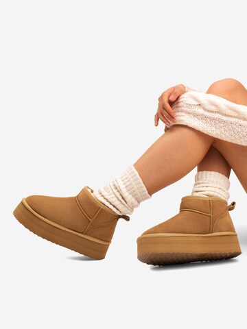 Dream Pairs Boots in Bruin