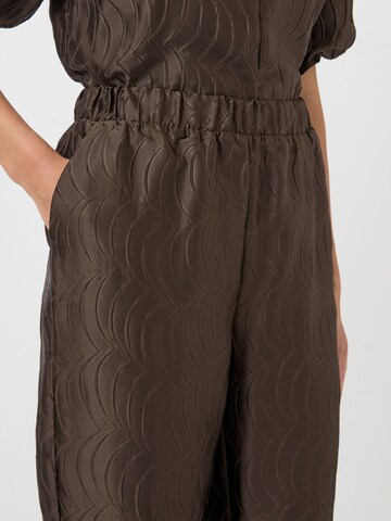 Wide leg Pantaloni di YAS in marrone