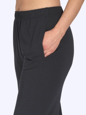 Magadi Loosefit Sporthose 'Naomi'‌‌‌ in Schwarz