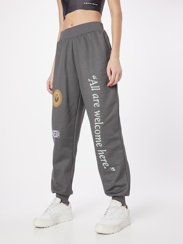 Tapered Pantaloni sport de la Reebok pe gri: față