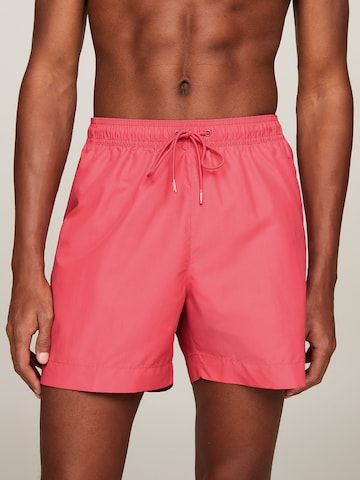 Shorts de bain TOMMY HILFIGER en rose : devant