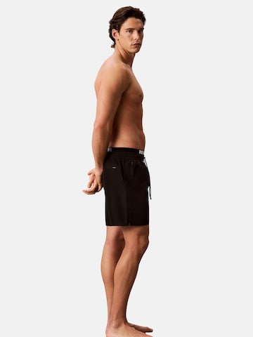 Shorts de bain 'CALVIN KLEIN MEDIUM DRAWSTRING BOXER Costumi da bagno' Calvin Klein en noir