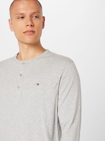 TOMMY HILFIGER T-shirt i grå