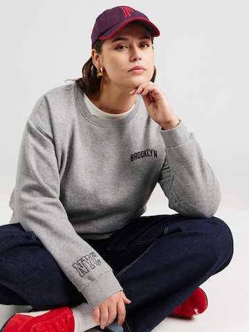 Vero Moda Curve Collegepaita 'VMCTRINA' värissä harmaa: etupuoli