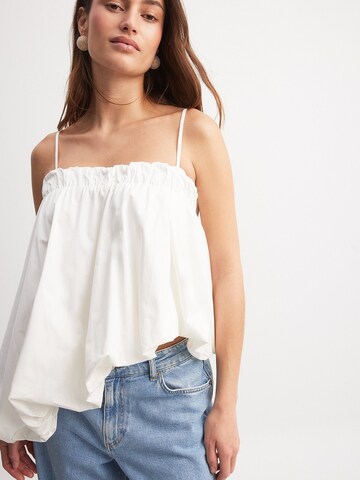 NA-KD Blouse in White: front