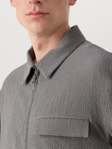 Calvin Klein Демисезонная куртка в Серый