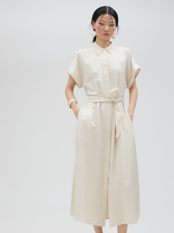 Lola Casademunt - Vestido camisero en blanco: frente