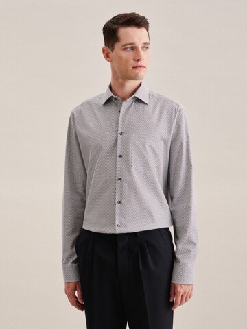 Coupe regular Chemise business 'Smart Essentials' SEIDENSTICKER en gris : devant