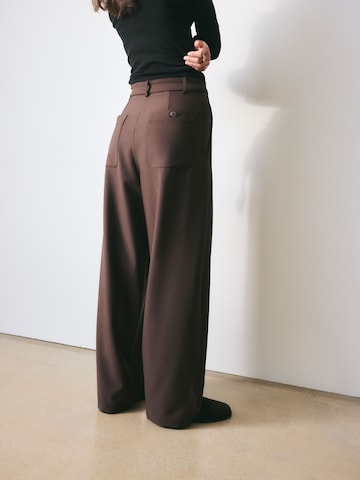 Wide leg Pantaloni con pieghe di Bhoem in marrone
