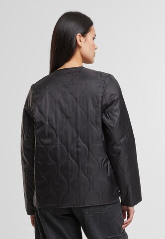 Urban Classics Демисезонная куртка в Черный