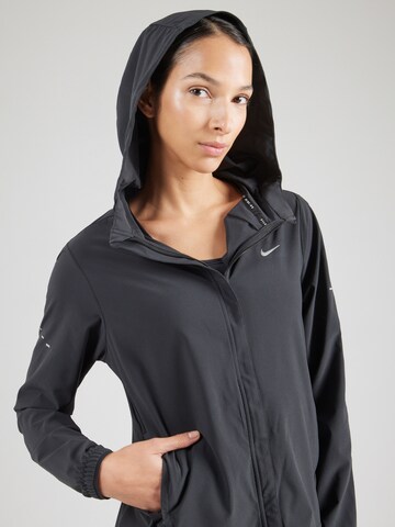 Giacca sportiva 'SWIFT' di NIKE in nero