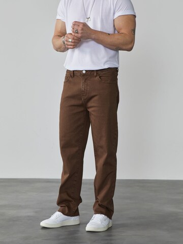 DAN FOX APPAREL Regular Jeans 'Rafael' i brun: framsida