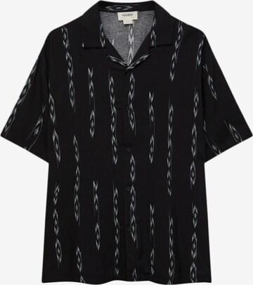 Pull&Bear Regular fit Button Up Shirt in Black: front
