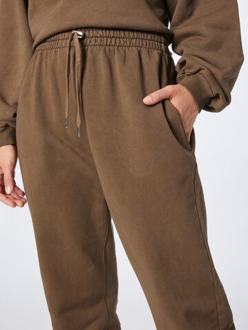 A LOT LESS Tapered Trousers 'Ida' in Brown