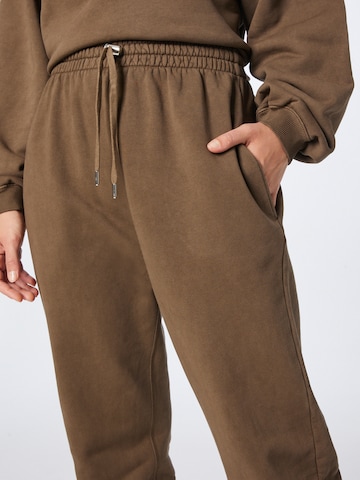 A LOT LESS Tapered Pants 'Ida' in Brown