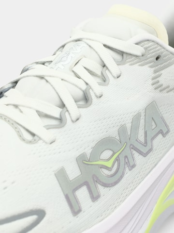 Chaussure de sport 'SKYWARD' HOKA en blanc