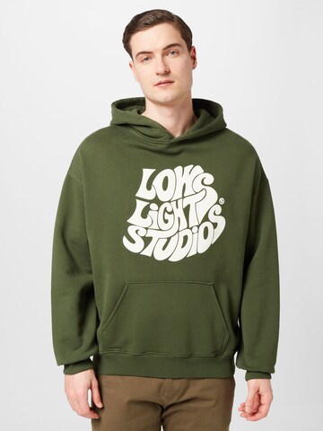 Low Lights Studios Sweatshirt i grön: framsida