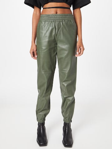 RAIINE Zúžený Kalhoty 'WHYTE PANTS' – zelená: přední strana