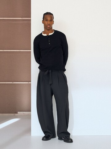 BershkaBarrel Hlače s naborima - crna boja