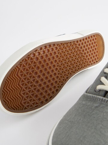 Next Låg sneaker i grå