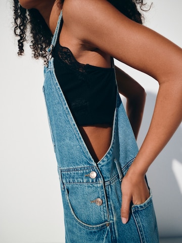 Barrel Jeans con pettorina di Next in blu