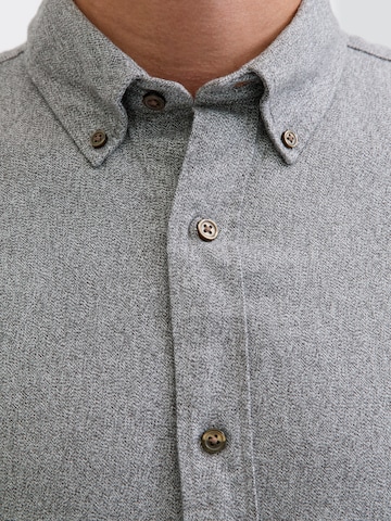 Coupe regular Chemise 'JPRBLUBARKLEY ' Jack & Jones Premium en gris