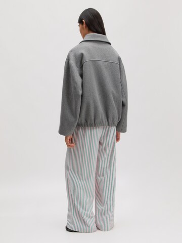 Giacca di mezza stagione 'Brodey' di EDITED in grigio