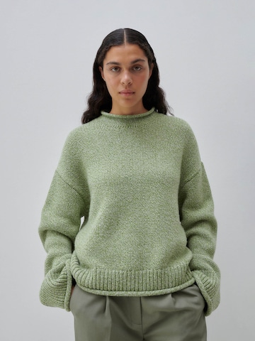 ABOUT YOU x Marie von Behrens Sweter 'Suzi' w kolorze zielony: przód