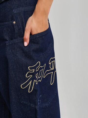 Wide Leg Jean Ed Hardy en bleu : sur le côté