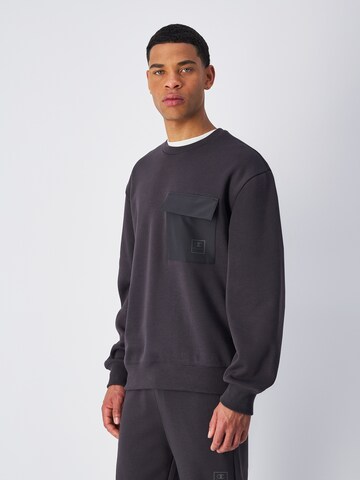 Champion Authentic Athletic Apparel Sweatshirt in Grey: front