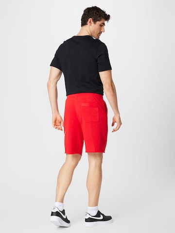 Nike Sportswear - Loosefit Pantalón 'CLUB ALUMNI' en rojo
