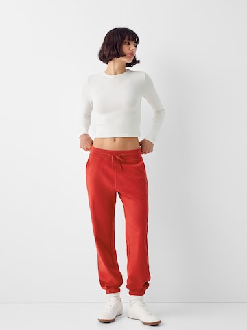 Bershka Tapered Hose in Rot