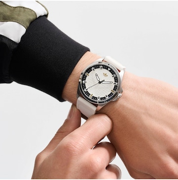 ADIDAS ORIGINALS Analoog horloge in Wit: voorkant