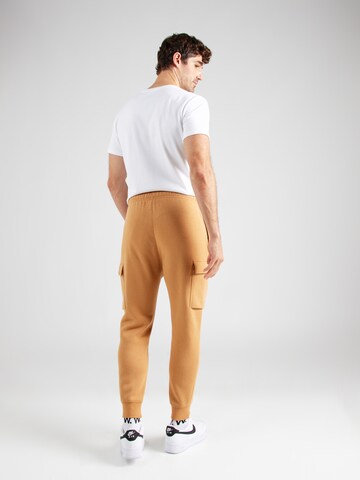 Effilé Pantalon cargo 'CLUB' Nike Sportswear en marron