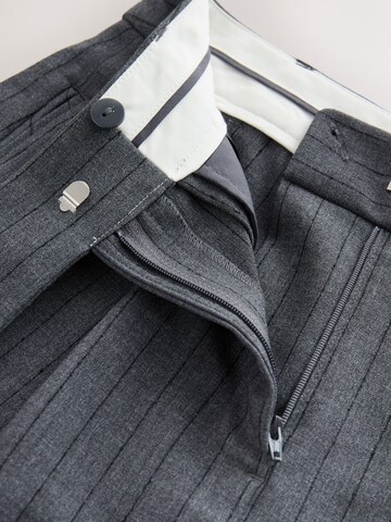 Next Normální Kalhoty se sklady v pase – šedá