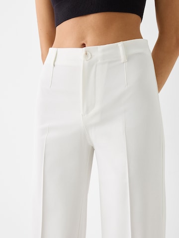 Loosefit Pantalon à plis Bershka en blanc