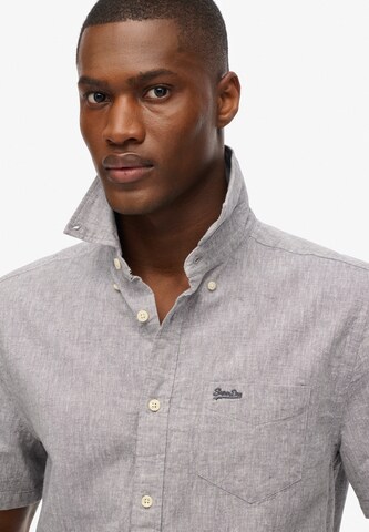 Fit confort Chemise 'City' Superdry en gris