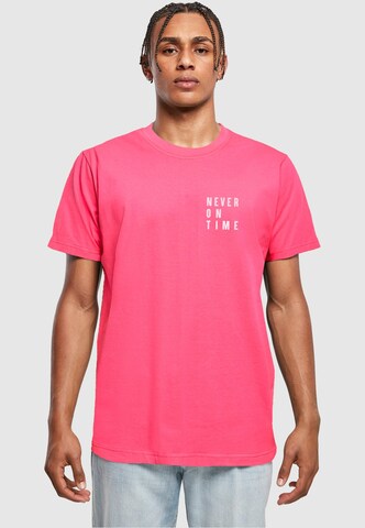 Merchcode Μπλουζάκι 'Never On Time' σε ροζ: μπροστά