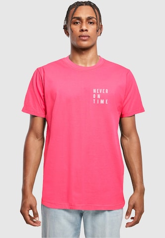Merchcode Shirt 'Never On Time' in Roze: voorkant