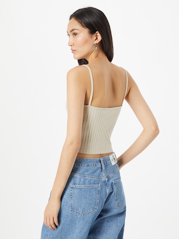 Calvin Klein Jeans قطعة علوية بلون بيج