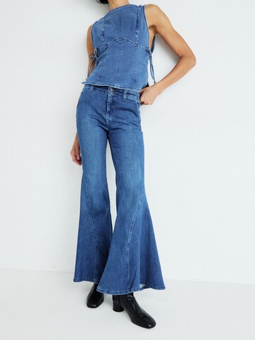 Free People Flared Jeans in Blauw