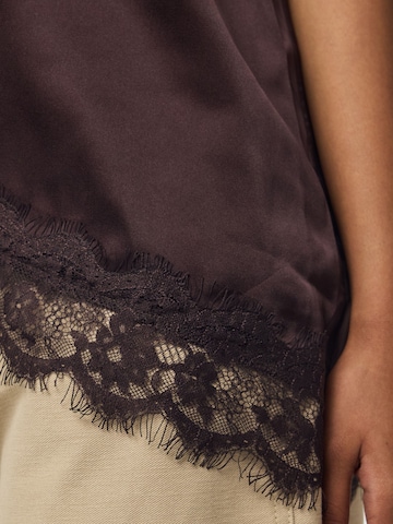 Top 'NOMI' di PIECES in marrone