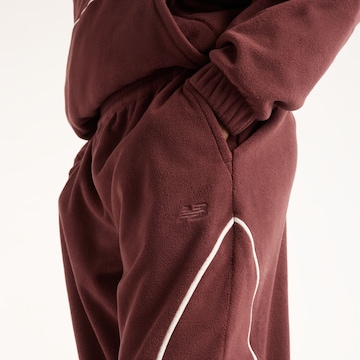 new balance - Perna larga Calças 'Trackside Polar Fleece Jogger' em vermelho