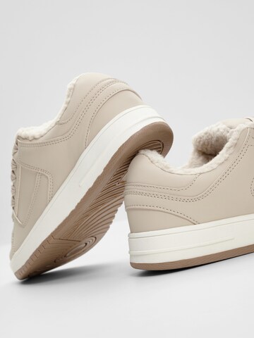Sneaker low de la bonprix pe bej