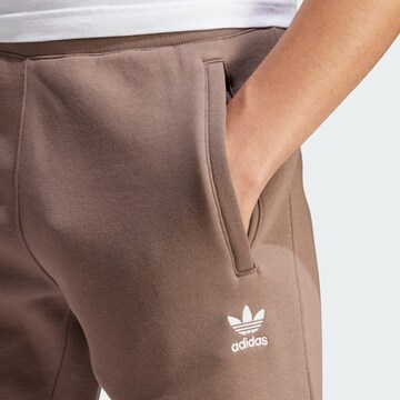 ADIDAS ORIGINALS Дънки Tapered Leg Панталон ' Trefoil ' в кафяво