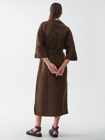 Calli Košilové šaty 'DOM' – hnědá: zadní strana
